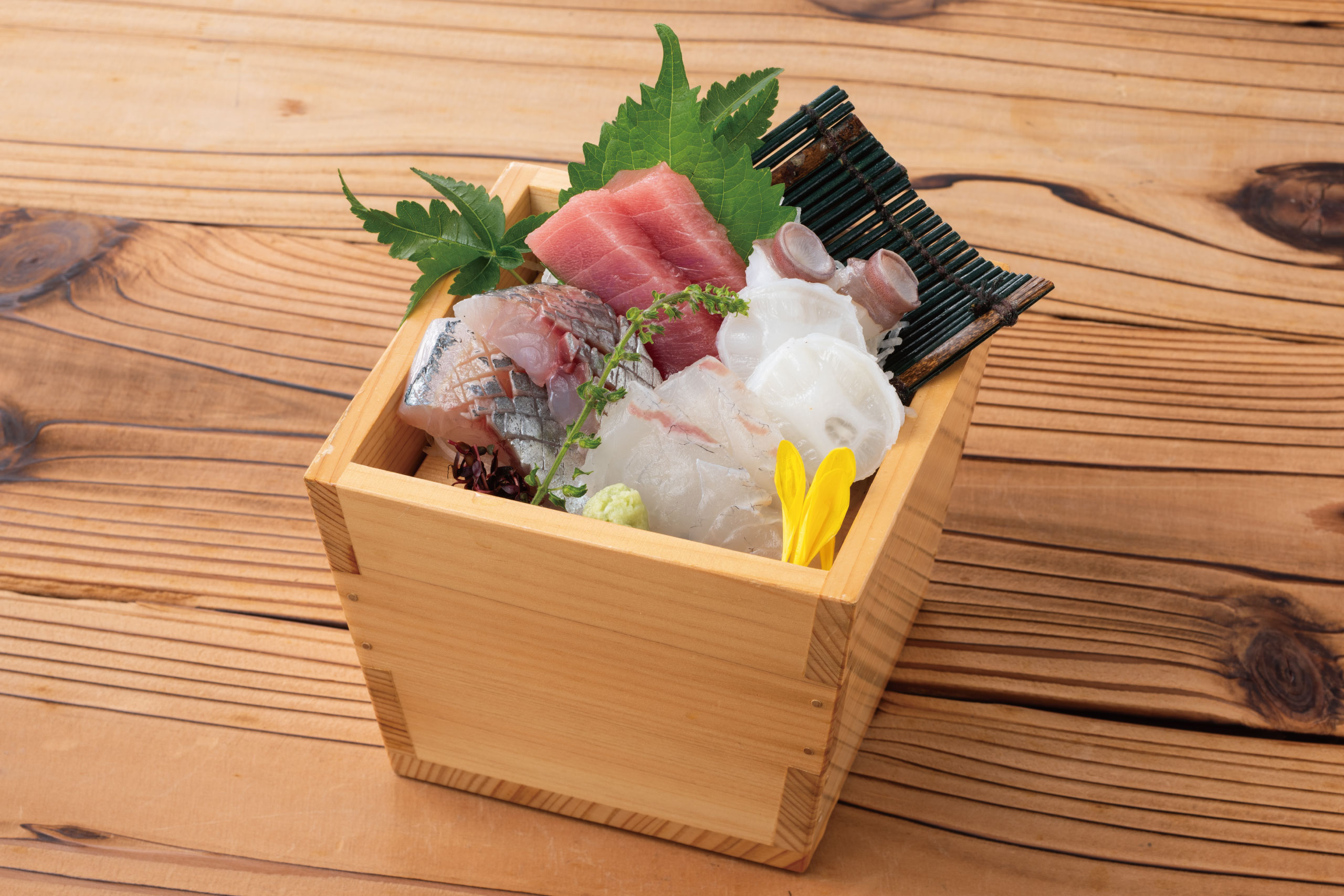 日本海庄やグランドメニュー　網元刺身　お一人様に嬉しい鮮魚盛り　日本海庄や　(株)かんなん丸
