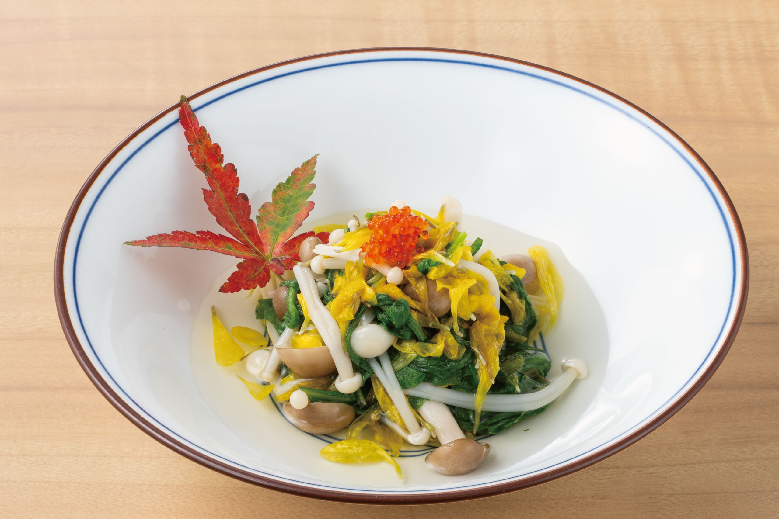 日本海庄や旬メニュー　2025年11月　　きのこと春菊の菊花浸し　日本海庄や　㈱かんなん丸