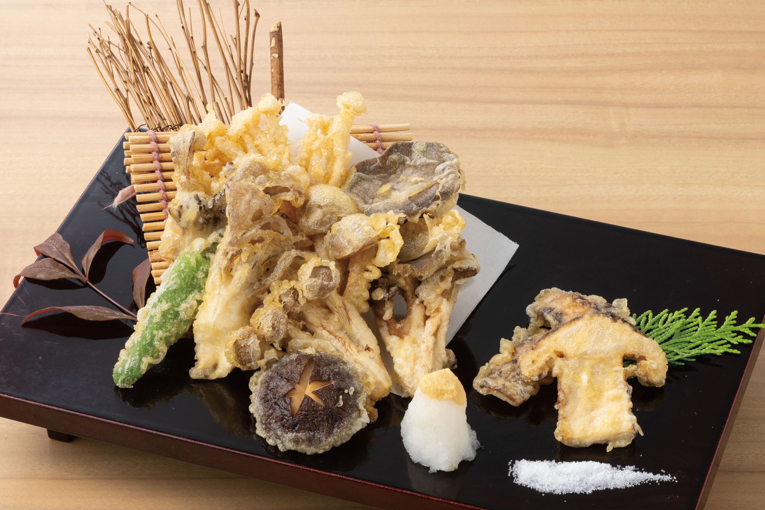 日本海庄や旬メニュー　2025年11月　　松茸入り　きのこ天布羅盛り合わせ　日本海庄や　㈱かんなん丸