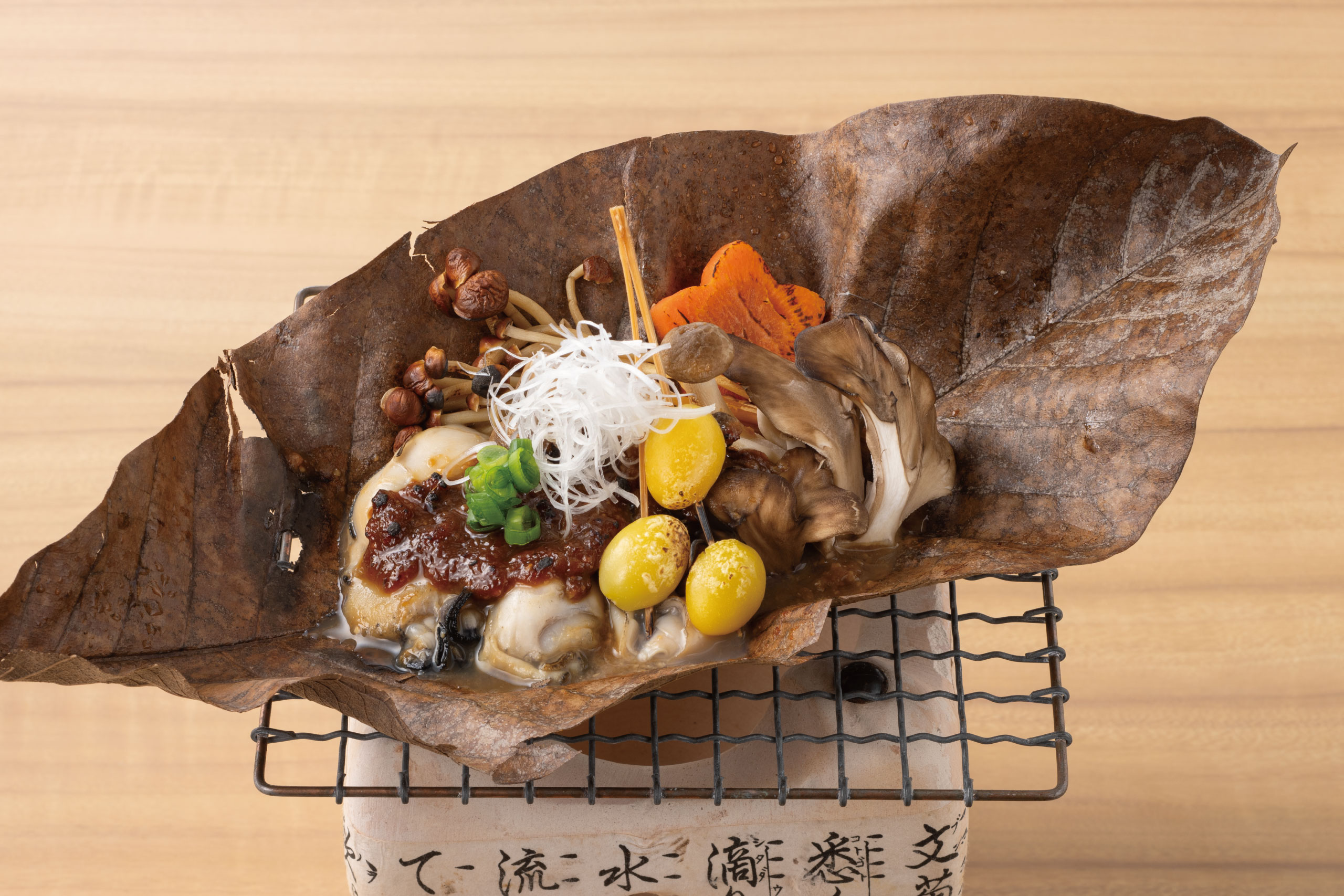 日本海庄や旬メニュー　2025年12月　海鮮　焼き物　牡蠣の朴葉味噌焼き　日本海庄や　㈱かんなん丸